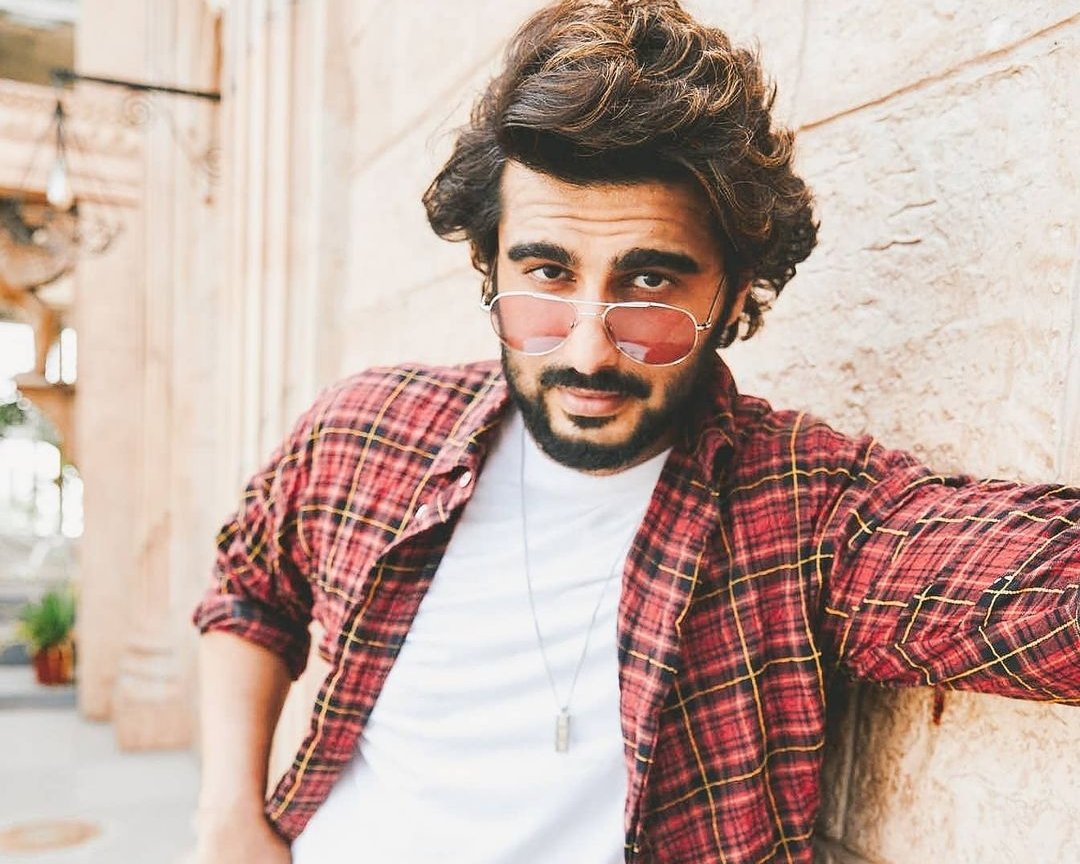 Arjun Kapoor shares his happy pictures, asks fans the reason behind his happiness, Parineeti Chopra guesses the answer - Vimarsana News
