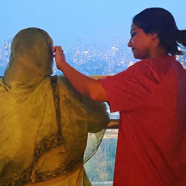 Hina Khan promises to look after her 'Maa': 'Dad is watching our back' - Vimarsana News