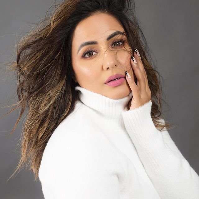 Hina Khan resumes shoot post her father's demise: 'Miss u dad. I know you will always guide me..." - Vimarsana News