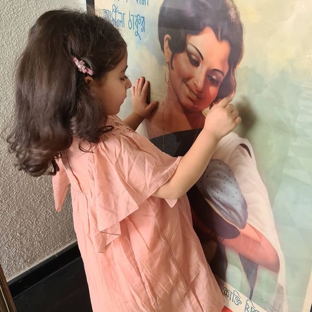 Saba Ali Khan's Monday mood: Shares adorable pic of Inaaya Khemu admiring Sharmila Tagore's movie poster - Vimarsana News