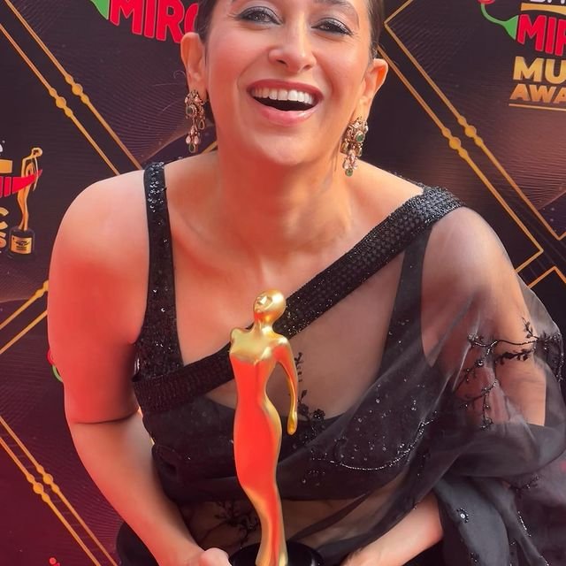 Kareena Kapoor goes gaga over Karisma Kapoor's gorgeous look as she wins award - Vimarsana News