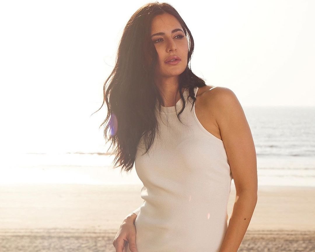 Sooryavanshi promotions: Katrina Kaif looks stunning as she poses on the beach, Anushka Sharma, Ranveer Singh praise her 'beauty' - Vimarsana News