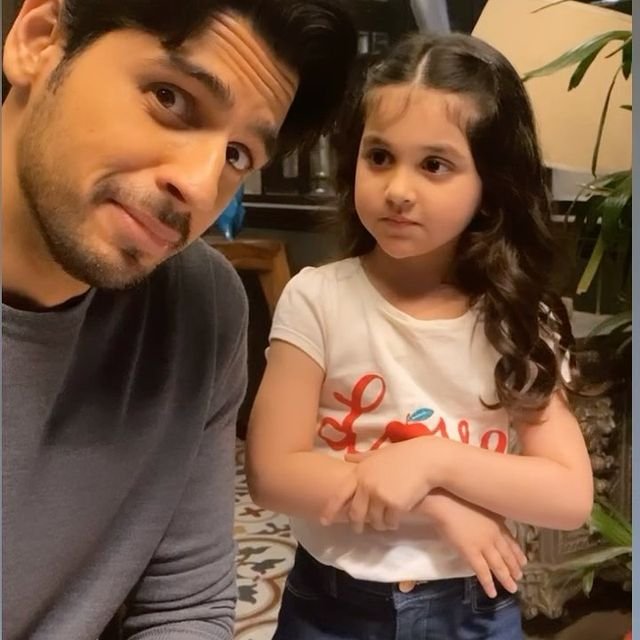 Sidharth Malhotra reenacts Shershaah scene with little Shivani: 'Yeh dil maange more of this duo,' says Dharma team - Vimarsana News