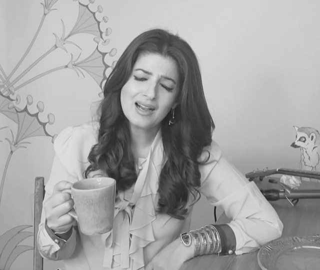 Twinkle Khanna sings 'Mera dil bhi kitna pagal hai' as she thinks 'to eat or not to eat' laddoos - Vimarsana News