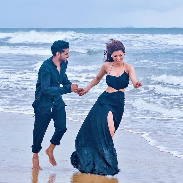 Urvashi Rautela and Guru Randhawa tease their fans by sharing picture from 'Mar Jayenge' - Vimarsana News