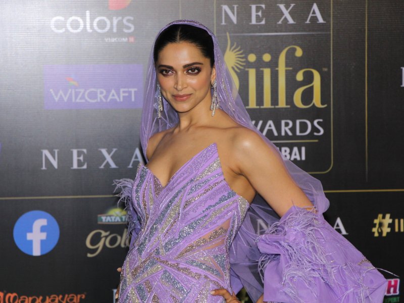 deepika purple dress IIFA 2019: Deepika Padukone's Strapless Purple Outfit a Downer?