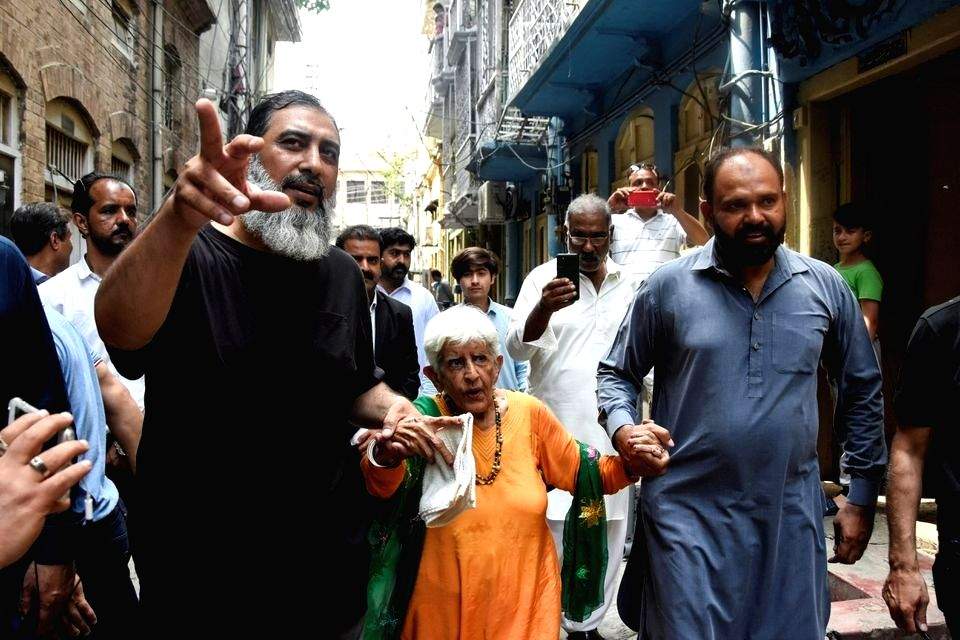 92-year-old Reena Verma warmly welcomed on long-overdue visit to ancestral home in Pakistan - Vimarsana News