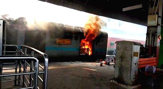 Eight injured as man sprays petrol, sets off blaze in moving Kerala train - Vimarsana News