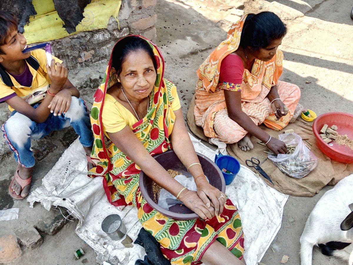 Health goes up in smoke as Farakka's female beedi rollers stay put for a pittance - Vimarsana News