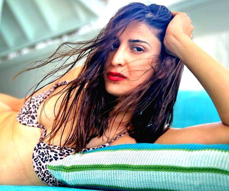 Aahana Kumra gets loses her cool after fan touched her - Vimarsana News