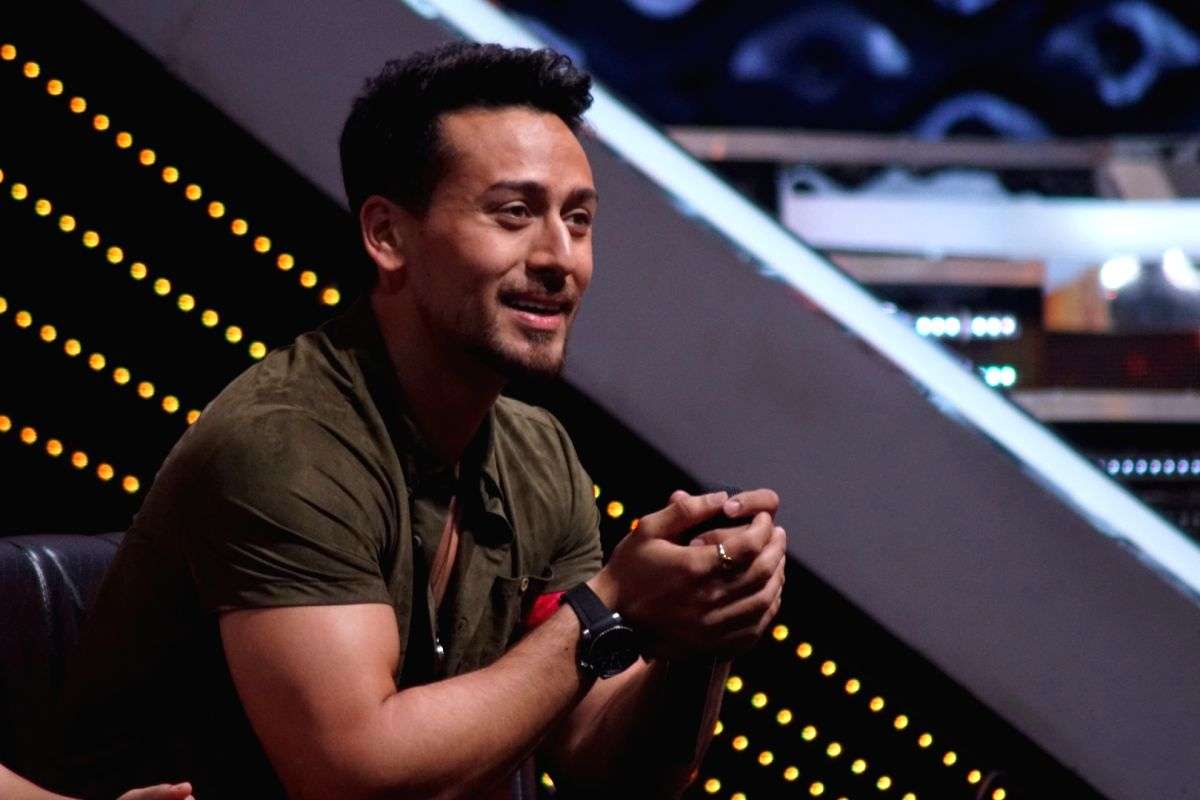Tiger Shroff shifts to new home with parents Jackie and Ayesha Shroff and sister Krishna - Vimarsana News