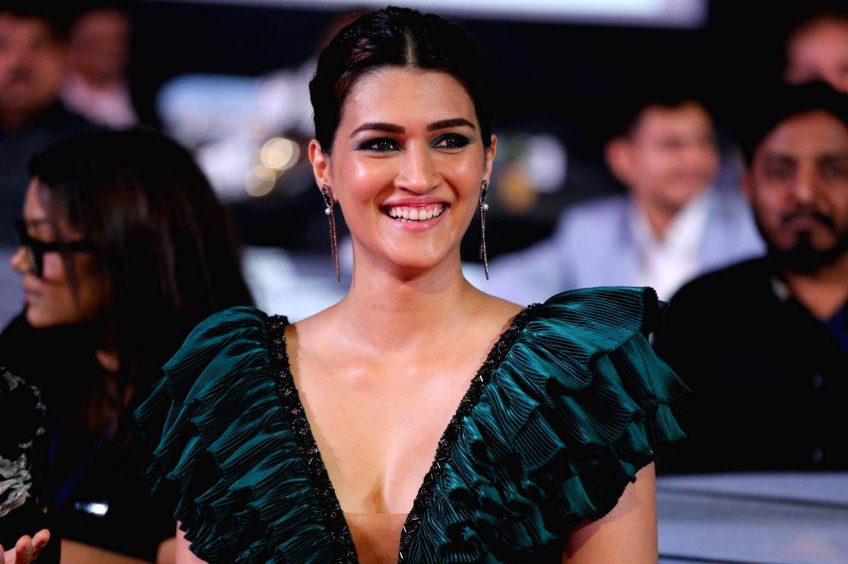 kriti sanon birthday dress
