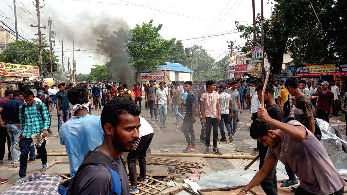 Agnipath protests: Angry mob attacks BJP MLA's house in Bihar's Chapra - Vimarsana News