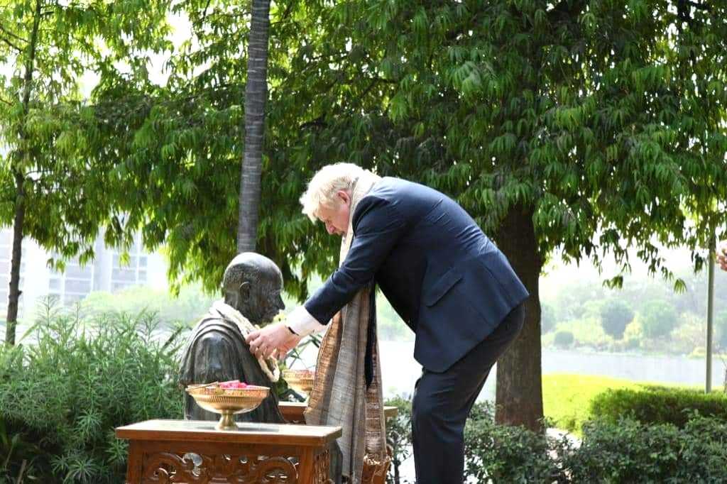 Boris Johnson visits Sabarmati Ashram, tries his hand at spinning on 'Charkha' - Vimarsana News