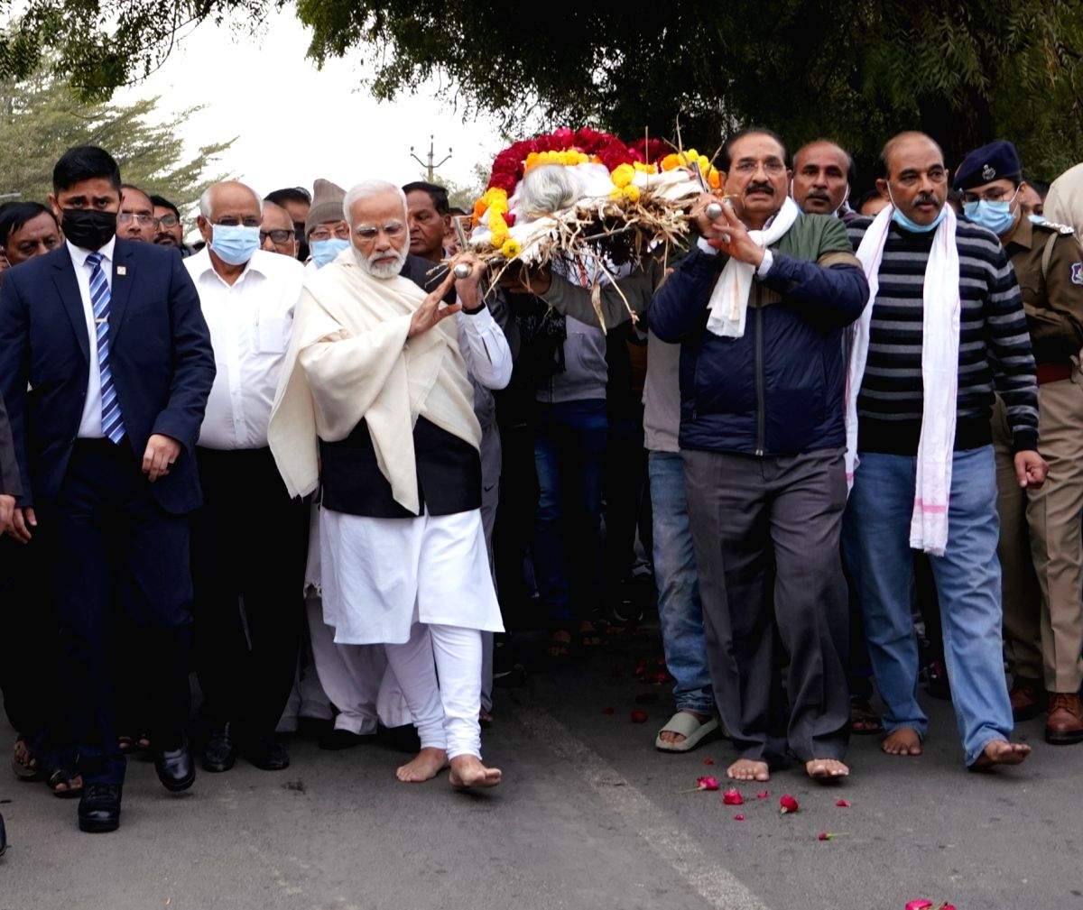 PM Modi performs last rites of his mother Heeraben in Gandhinagar - Vimarsana News