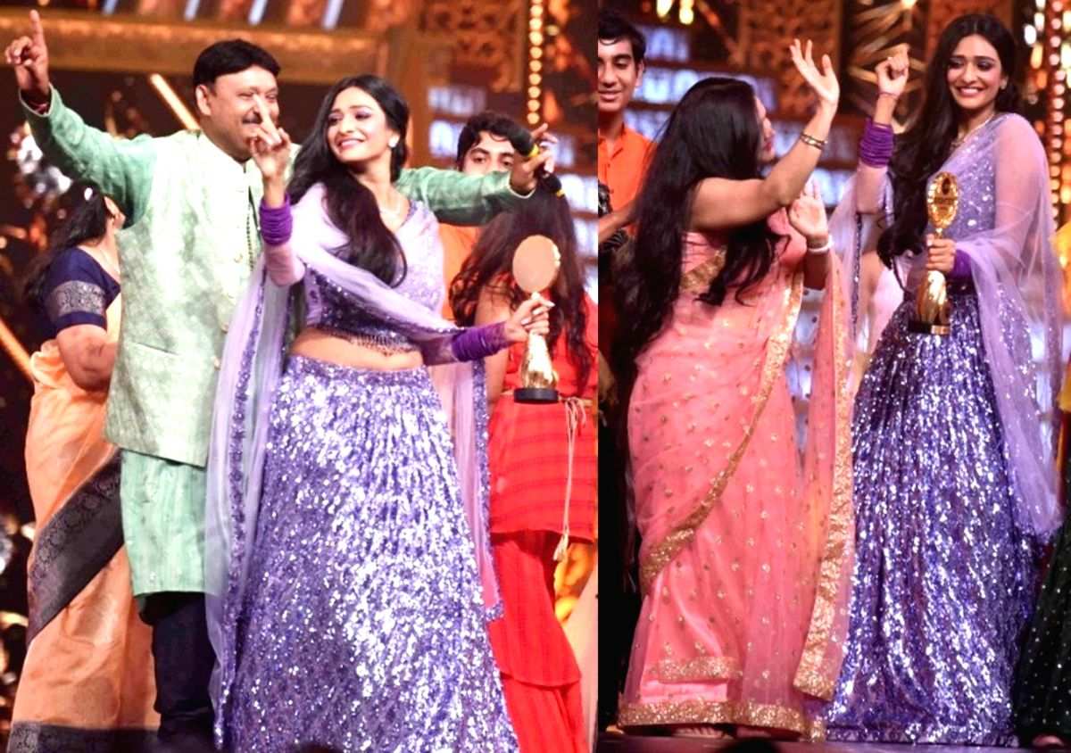 Aishwarya Khare turns emotional seeing her family at awards event - Vimarsana News