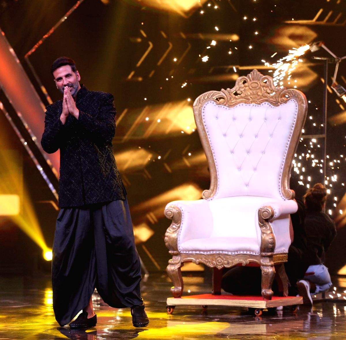 Akshay Kumar shot for 'Tip Tip Barsa Paani' 28 years ago on the same set as 'DID L'il Masters 5' - Vimarsana News