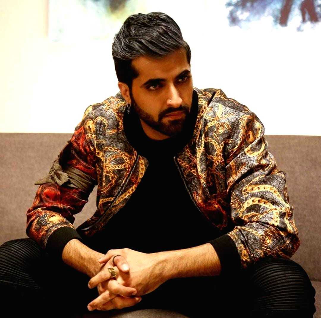 Akshay Oberoi celebrates World Theatre Day with a 20 yr-old throwback image from theatre days - Vimarsana News
