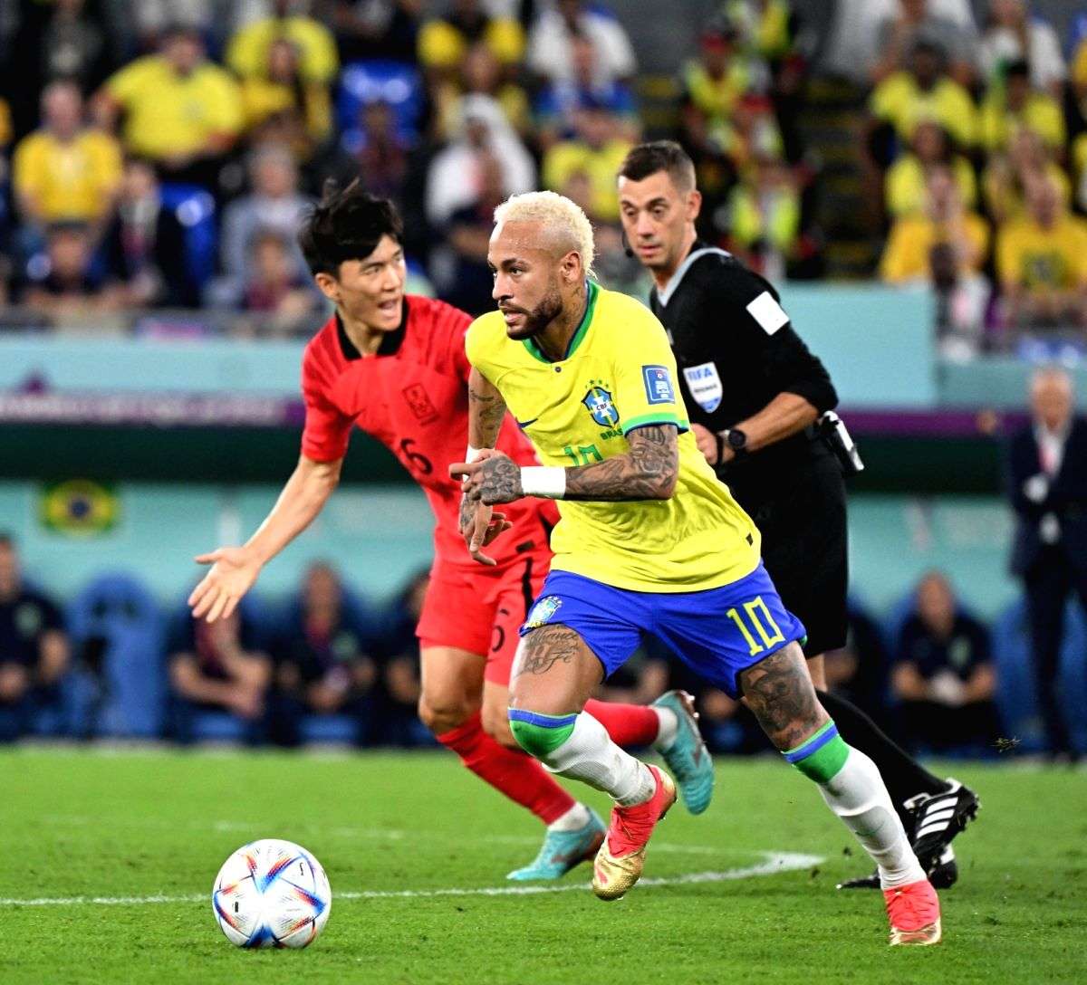 Brazil storms into quarters, Asian teams bite the dust; mixed reactions from football lovers in Kolkata - Vimarsana News