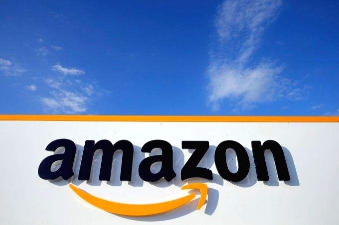 Fired worker Smalls snubs world's second richest Bezos; pins union flag on Amazon door - Vimarsana News