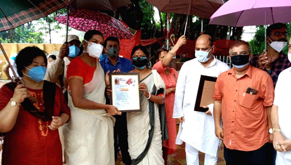 Amid pandemic, tributes paid in Assam's Silchar to 11 language martyrs - Vimarsana News
