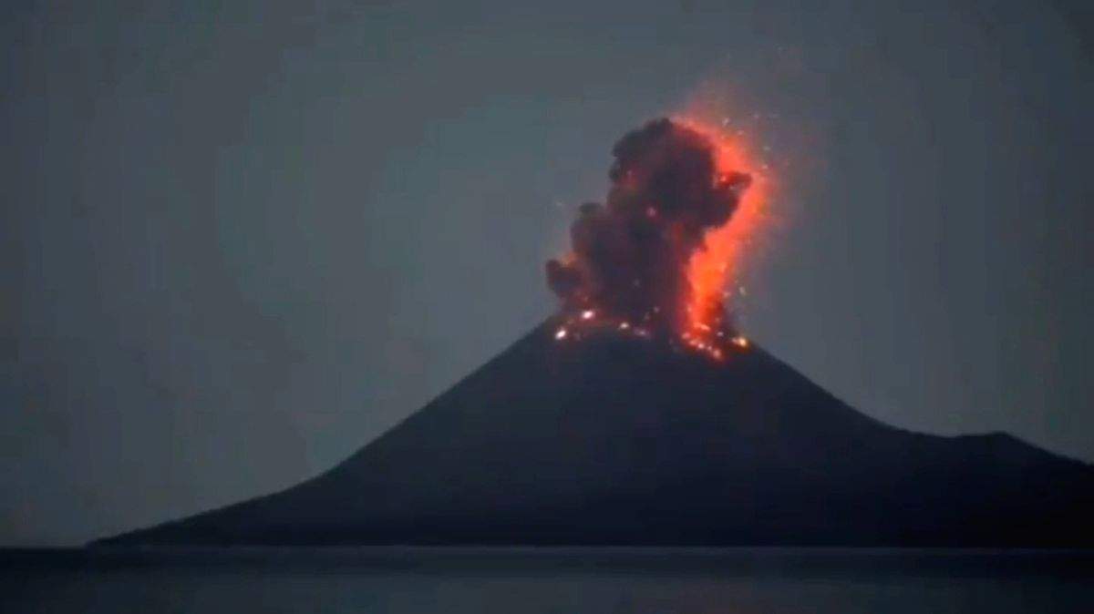 Indonesia's Anak Krakatau volcano erupts 4 times in single day - Vimarsana News