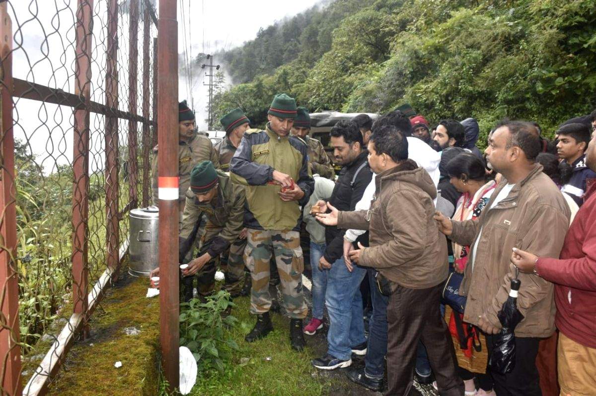 Army rescues 550 tourists stranded over 8 hours in Sikkim - Vimarsana News