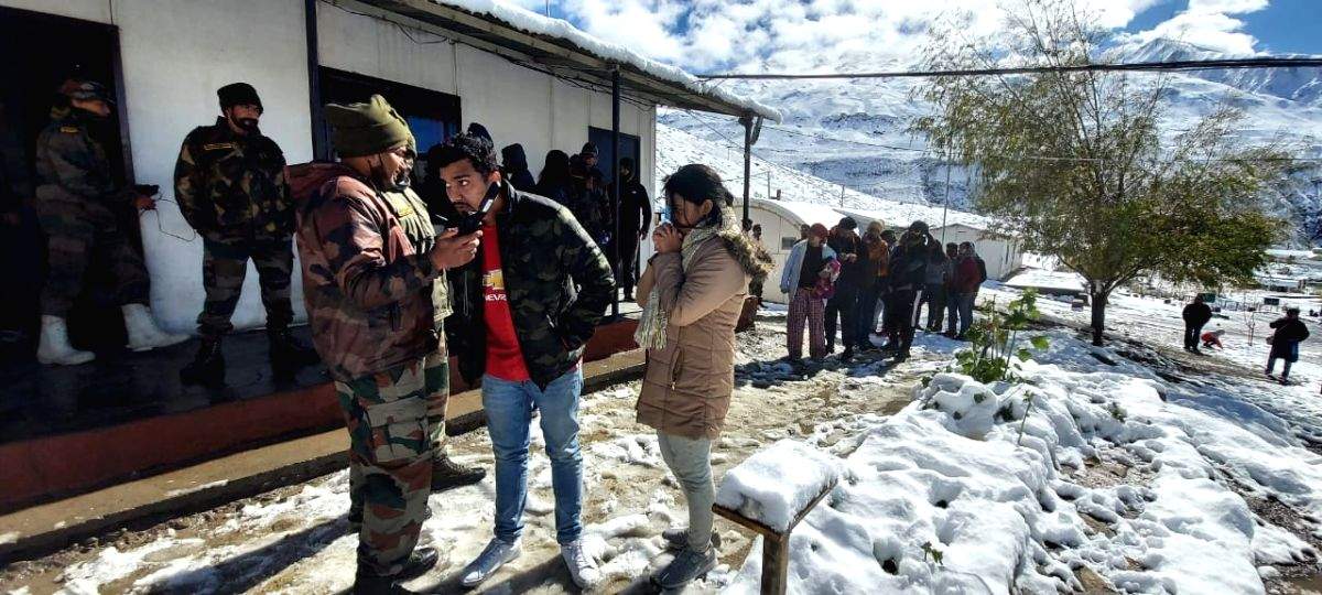 Army rescues 205 stuck tourists in Himachal - Vimarsana News
