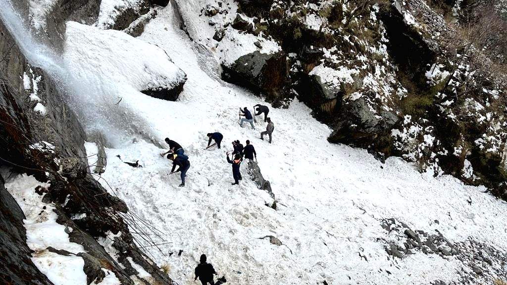 7 tourists killed in Sikkim avalanche; 350 rescued(2nd Ld) - Vimarsana News