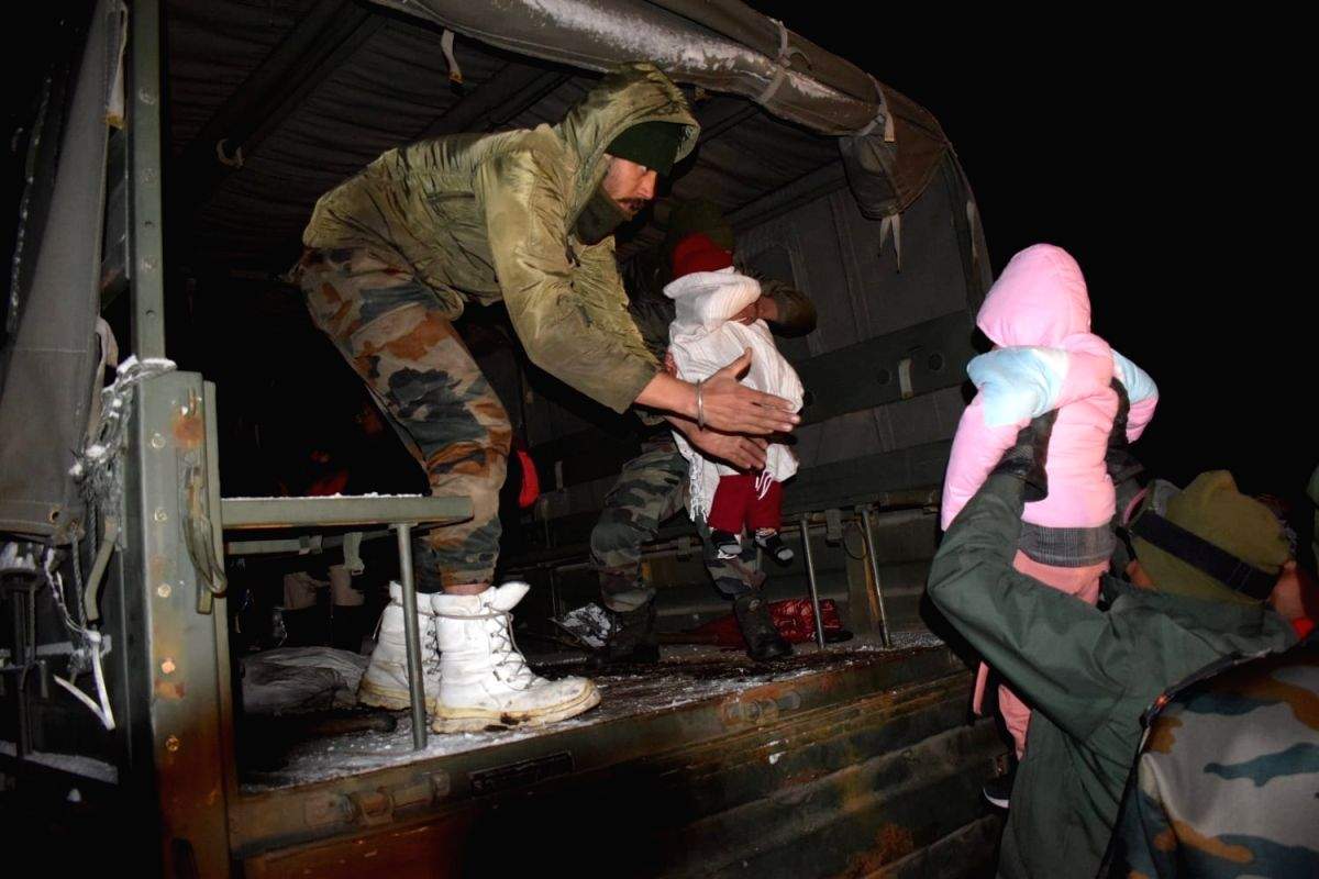 Army rescues 400 tourists stranded in Sikkim after heavy snowfall - Vimarsana News