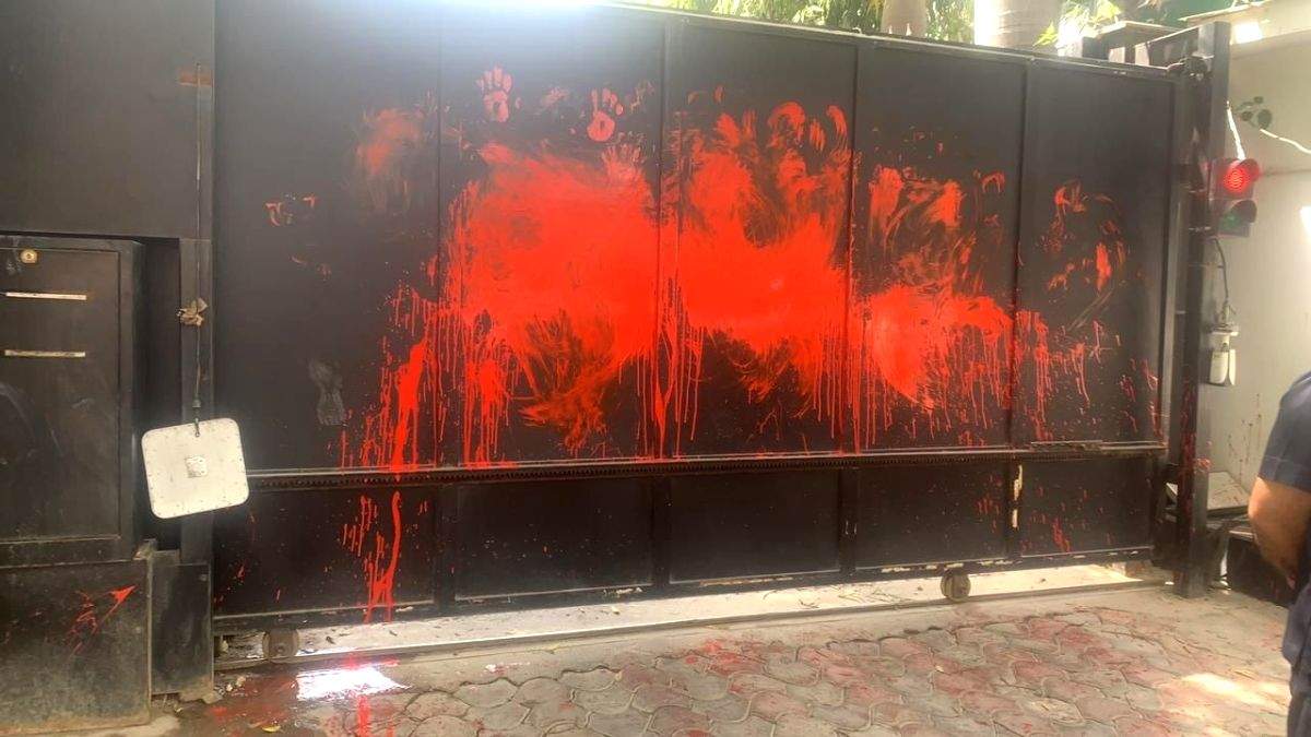 Vandalism outside Kejriwal's house; Delhi Police lodges FIR - Vimarsana News