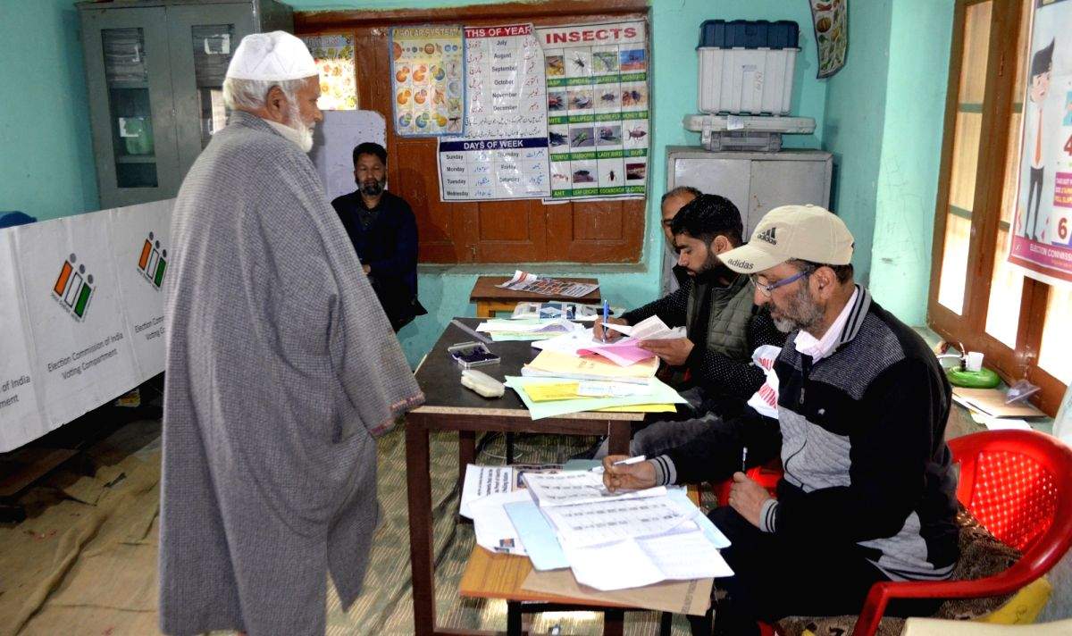 Voting starts on positive note in J&K's Baramulla LS seat - Vimarsana News