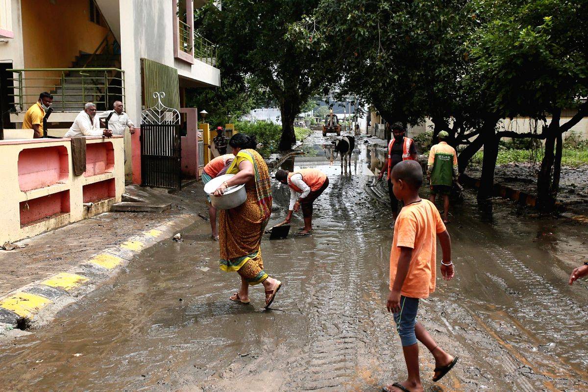 Three killed as rain lashes Karnataka - Vimarsana News