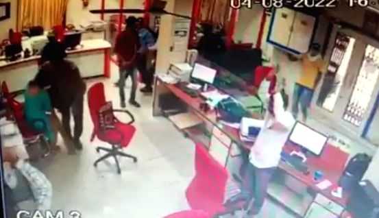 Robbers loot Rs 44L from Union Bank's Gujarat branch, one held - Vimarsana News