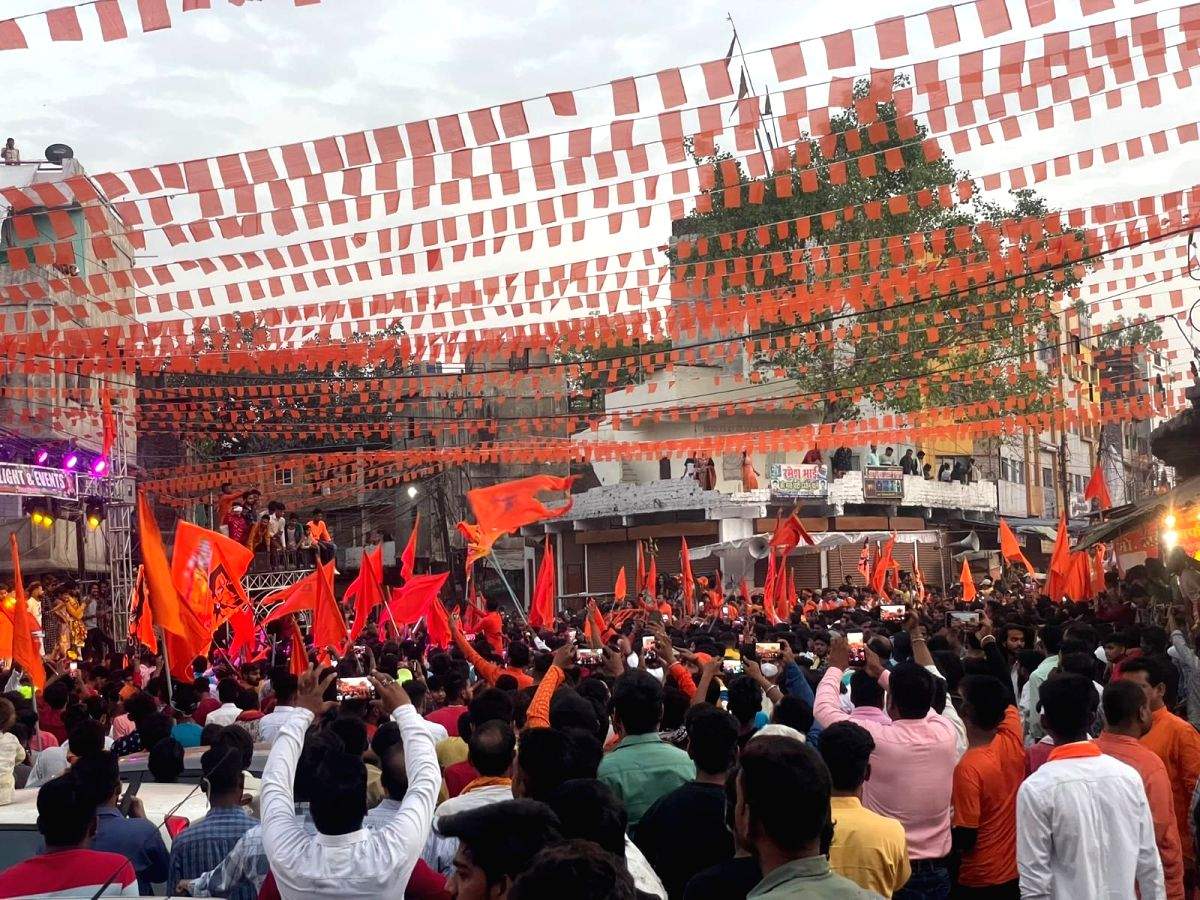 Muslims in Bhopal welcome Hanuman Jayanti procession with flowers - Vimarsana News