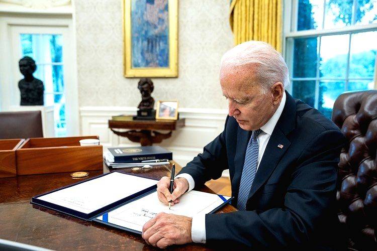 Biden signs executive order on abortion rights challenging state laws (Ld) - Vimarsana News