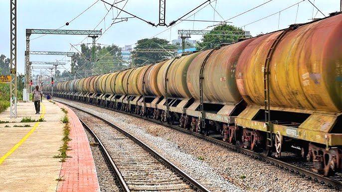 Bihar: Fire in oil tanker of goods train triggers panic - Vimarsana News