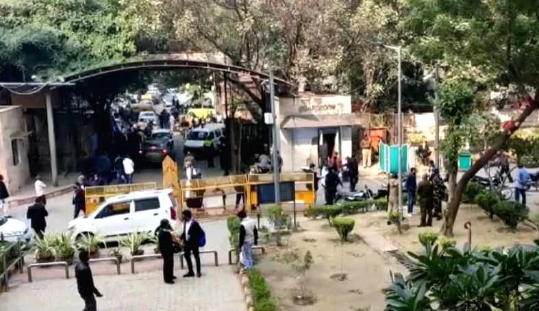 PRIORITY</p><p>2 injured after guard fires outside Delhi's Rohini Court - Vimarsana News