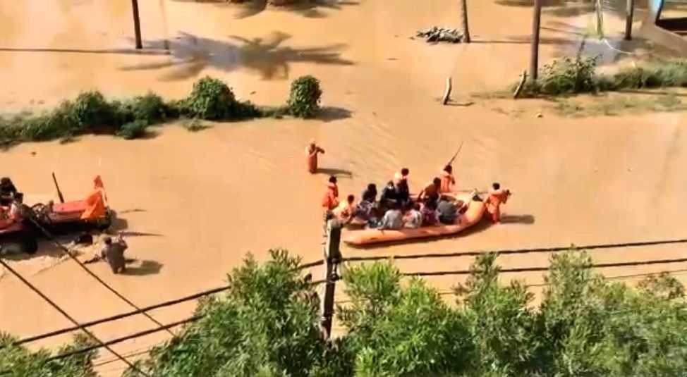 Boats in B'luru roads amid heavy downpour; CM Bommai says SDRF teams dispatched - Vimarsana News
