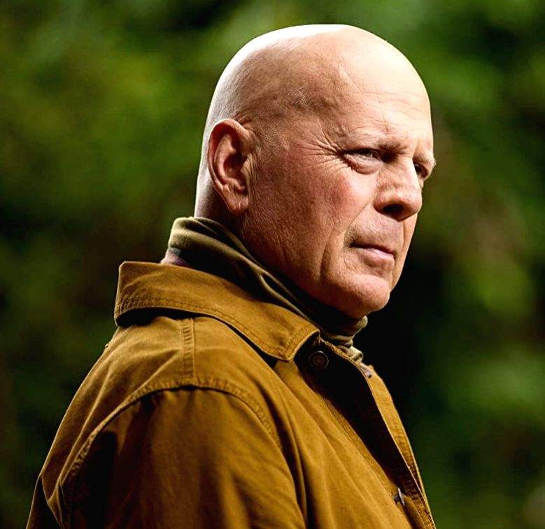 Following Aphasia diagnosis, Bruce Willis does an impromptu jam session - Vimarsana News