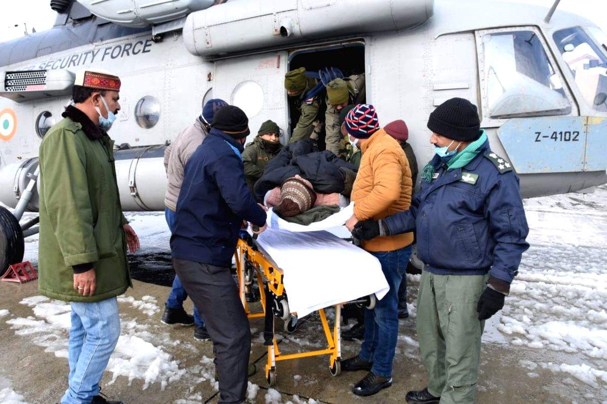 BSF airlifts 3 patients from snow-bound Tangdhar sector in J&K - Vimarsana News