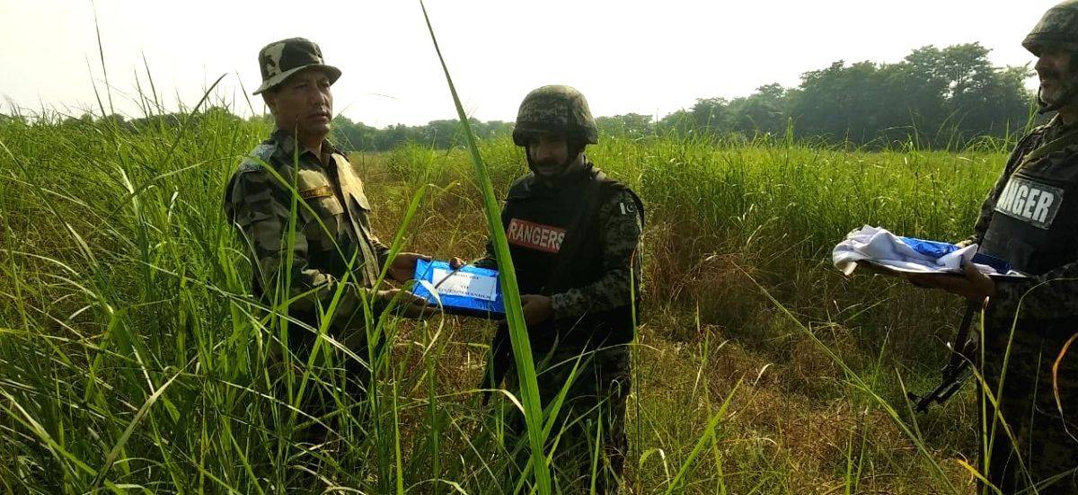 BSF, Pak Rangers exchange sweets at IB in Jammu - Vimarsana News
