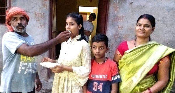 Newspaper hawker, tea-seller, milk vendor's children top 10th board exam in Jharkhand - Vimarsana News