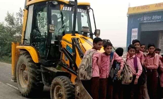 Children travel in tractor trolley to school in UP - Vimarsana News