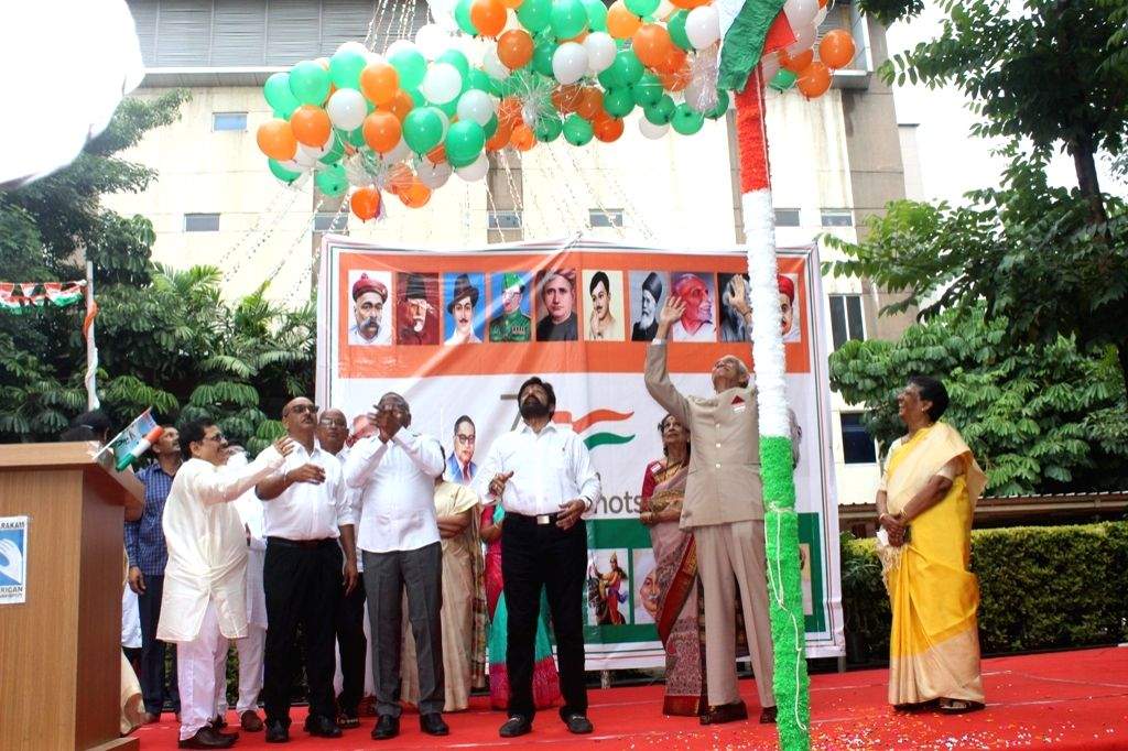 Chiranjeevi with mother hoists Tricolour - Vimarsana News