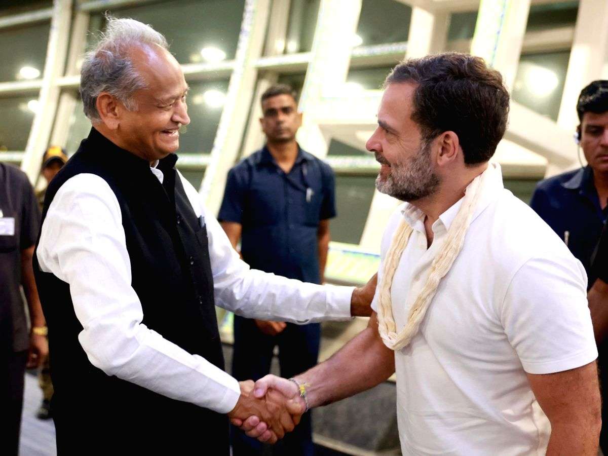 Rahul Gandhi reaches Jaipur; to lay foundation of Congress headquarters building - Vimarsana News