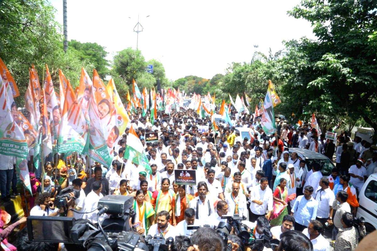 Congress stages massive protest in Hyderabad - Vimarsana News