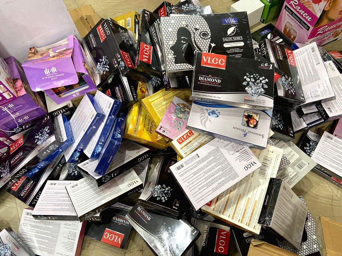 Counterfeit products seller of top brands held in Sadar Bazar - Vimarsana News