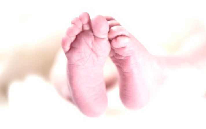 Woman delivers baby on bench outside Rajasthan hospital, 2 suspended - Vimarsana News