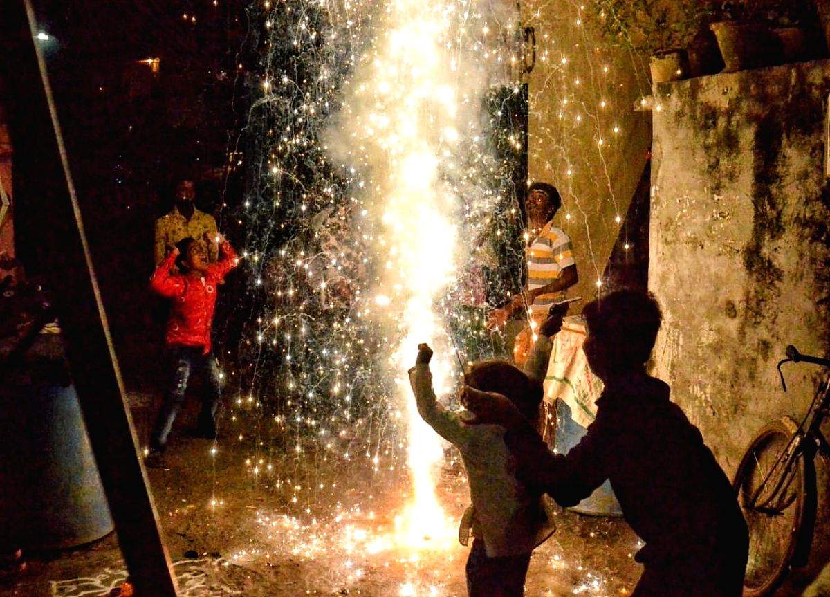 Delhi-NCR's PM 2.5 concentration on Diwali night hits 800-1,700 range - Vimarsana News